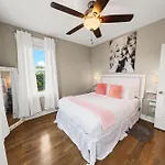 Midnight Strings - Cozy And Close To Downtown Apartment