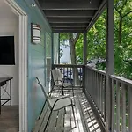 Apartment Landing - The Metropolitan *
