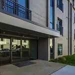 Landing Stunning Studio Courtyard Gym Apartment