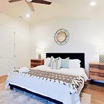 Stylish Brand-new Townhome Near Hotspots *