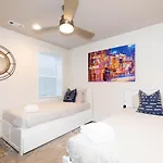 Stylish Brand-new Townhome Near Hotspots *