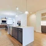 New Hidden Gem, Luxury Kitchen, 5 Min To Broadway *