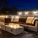Modern Luxe Townhome With Rooftop Cinema Apartment