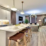 Luxe Urban Retreat - Private Rooftop Hot Tub Deck Apartment