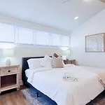 Apartment Stylish Brand-new Townhome Near Hotspots *