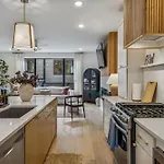 Modern Multi-level Retreat With Rooftop Hot Tub Apartment *