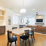Apartment New Hidden Gem, Luxury Kitchen, 5 Min To Broadway