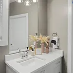 Apartment 2br In Walkable Area & 5 Mins To Broadway *