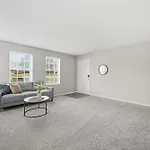 Apartment Charming With Fireplace & Dining Area