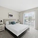 Charming With Fireplace & Dining Area Apartment Nashville