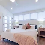 Stylish Brand-new Townhome Near Hotspots Apartment