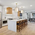 New Modern Escape With Rooftop Hot Tub Apartment
