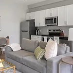 Landing Stunning Studio Courtyard Gym *