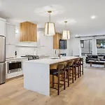 New Modern Escape With Rooftop Hot Tub * Nashville
