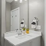 Apartment 2br In Walkable Area & 5 Mins To Broadway *
