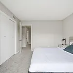 Charming With Fireplace & Dining Area Apartment