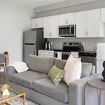 Landing Stunning Studio Courtyard Gym Apartment
