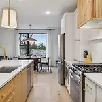 New Modern Escape With Rooftop Hot Tub Apartment