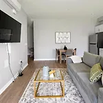 Landing Stunning Studio Courtyard Gym Apartment