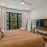 Modern Multi-level Retreat With Rooftop Hot Tub Apartment *