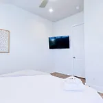 New Hidden Gem, Luxury Kitchen, 5 Min To Broadway Apartment