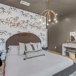 Luxe Urban Retreat - Private Rooftop Hot Tub Deck Apartment Nashville
