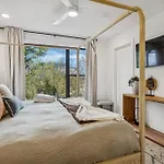 Apartment Modern Multi-level Retreat With Rooftop Hot Tub *