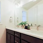 New Hidden Gem, Luxury Kitchen, 5 Min To Broadway Apartment