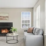 Charming With Fireplace & Dining Area *