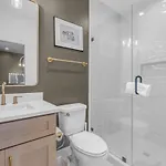 Luxe Urban Retreat - Private Rooftop Hot Tub Deck Apartment