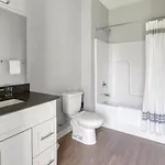 Landing Stunning Studio Courtyard Gym Apartment *