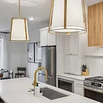 New Modern Escape With Rooftop Hot Tub Nashville