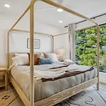 Modern Multi-level Retreat With Rooftop Hot Tub * Nashville