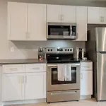 Landing Stunning Studio Courtyard Gym Apartment *