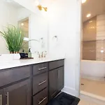 Stylish Brand-new Townhome Near Hotspots Apartment