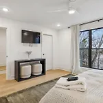 New Modern Escape With Rooftop Hot Tub Apartment