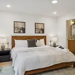 New Modern Escape With Rooftop Hot Tub Apartment *