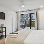 New Modern Escape With Rooftop Hot Tub Apartment