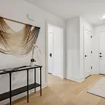New Modern Escape With Rooftop Hot Tub * Nashville