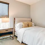Landing Stunning Studio Courtyard Gym Apartment