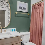 Apartment Luxe Urban Retreat - Private Rooftop Hot Tub Deck *
