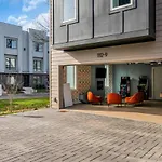 Luxe Urban Retreat - Private Rooftop Hot Tub Deck Apartment Nashville