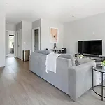 Landing Stunning Studio Courtyard Gym Apartment *