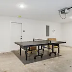 New Modern Escape With Rooftop Hot Tub Apartment *