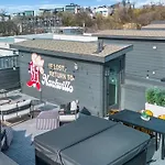 Luxe Urban Retreat - Private Rooftop Hot Tub Deck Apartment *