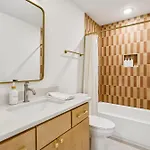 New Modern Escape With Rooftop Hot Tub * Nashville