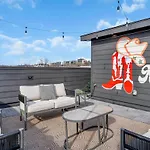 Apartment Luxe Urban Retreat - Private Rooftop Hot Tub Deck