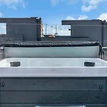Luxe Urban Retreat - Private Rooftop Hot Tub Deck Nashville