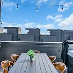 Luxe Urban Retreat - Private Rooftop Hot Tub Deck