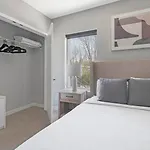 Landing Stunning Studio Courtyard Gym Apartment Nashville